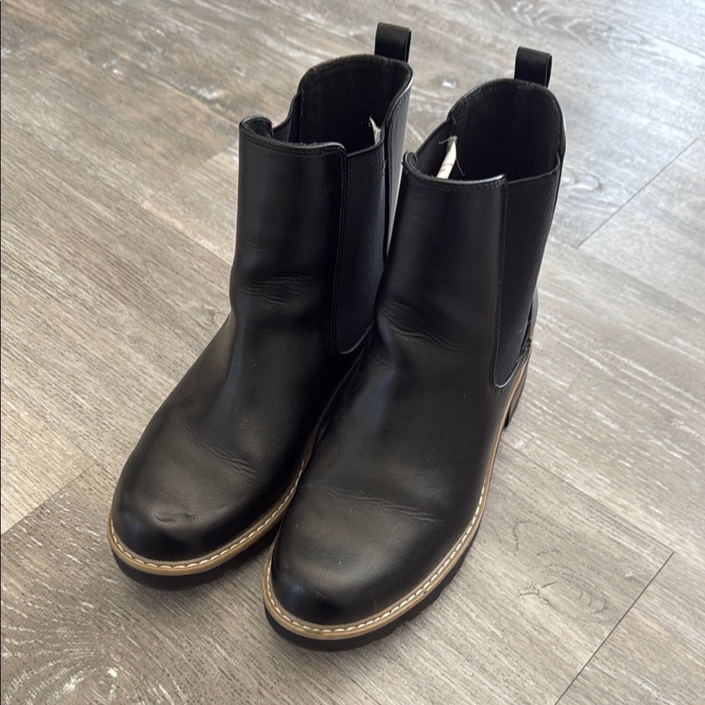 Woman’s Universal Thread Black Chelsea Boots size 9